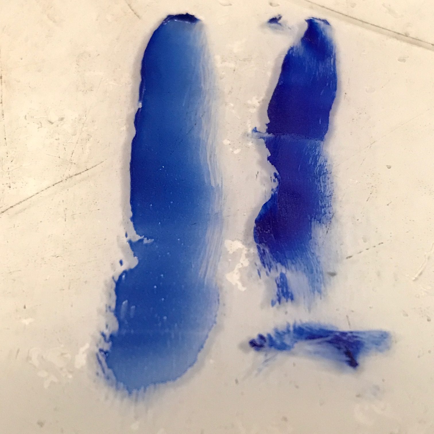 Genuine Ultramarine made from Lapis Lazuli (left), compared with modern synthetic Ultramarine (right)